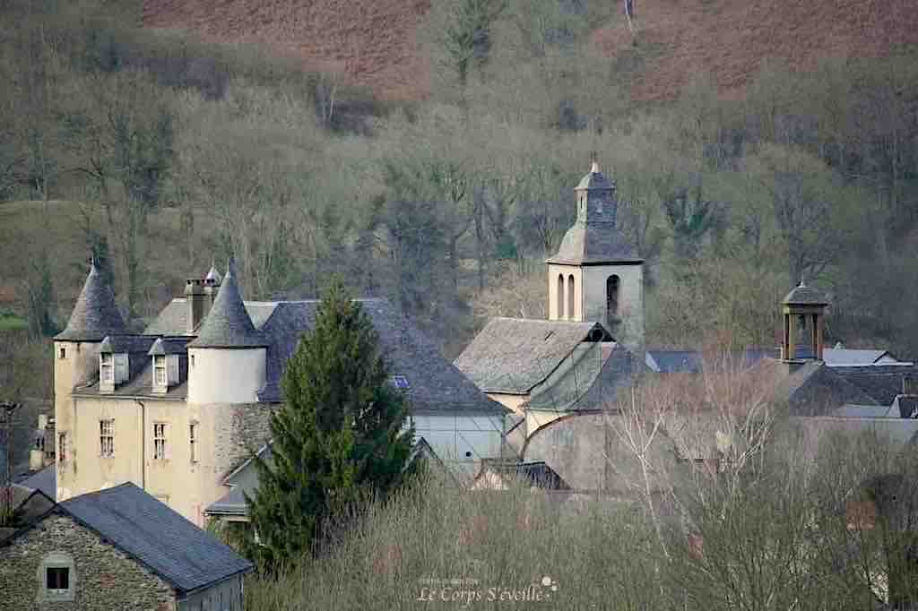 Massage pour femme enceinte. Bedous en Béarn : château, église, fronton de la mairie.