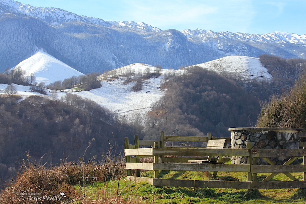 Bien-être en liberté. La table d’orientation au-dessus du village d’Osse-en-Aspe, Pyrénées Atlantiques.