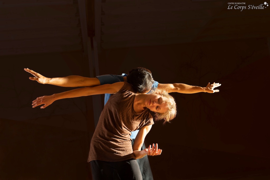 Bienheureux les tactiles. Julia Raynal et Rolando Rocha en danse contact improvisation. Photo : Cyrille Cauvet.