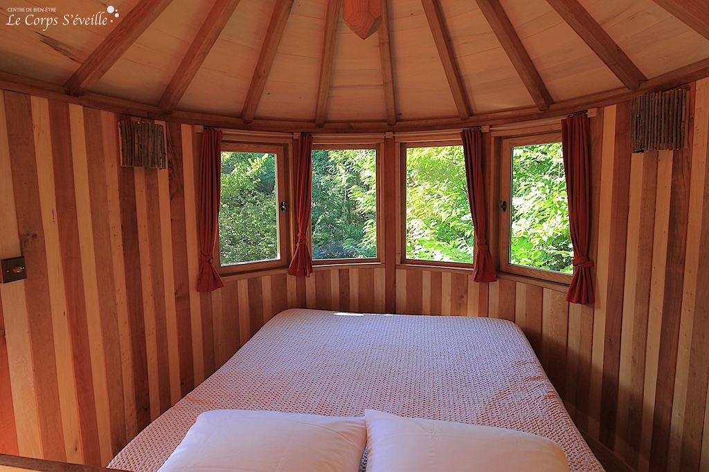 Caban’Aspe : lit double avec vue panoramique vers l’ouest. Vallée d’Aspe, Pyrénées Atlantiques.