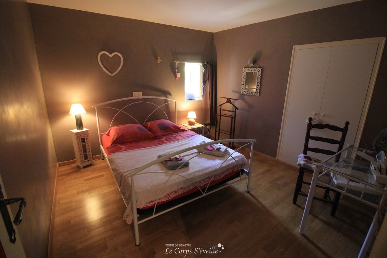 La chambre Edelweiss et son grand lit à Aydius, Vallée d’Aspe, Pyrénées béarnaises.