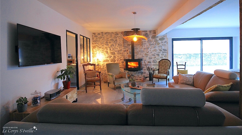 La salle de séjour aux chambres d’hôte L’air d’Aspe à Accous, Béarn en Pyrénées Atlantiques.