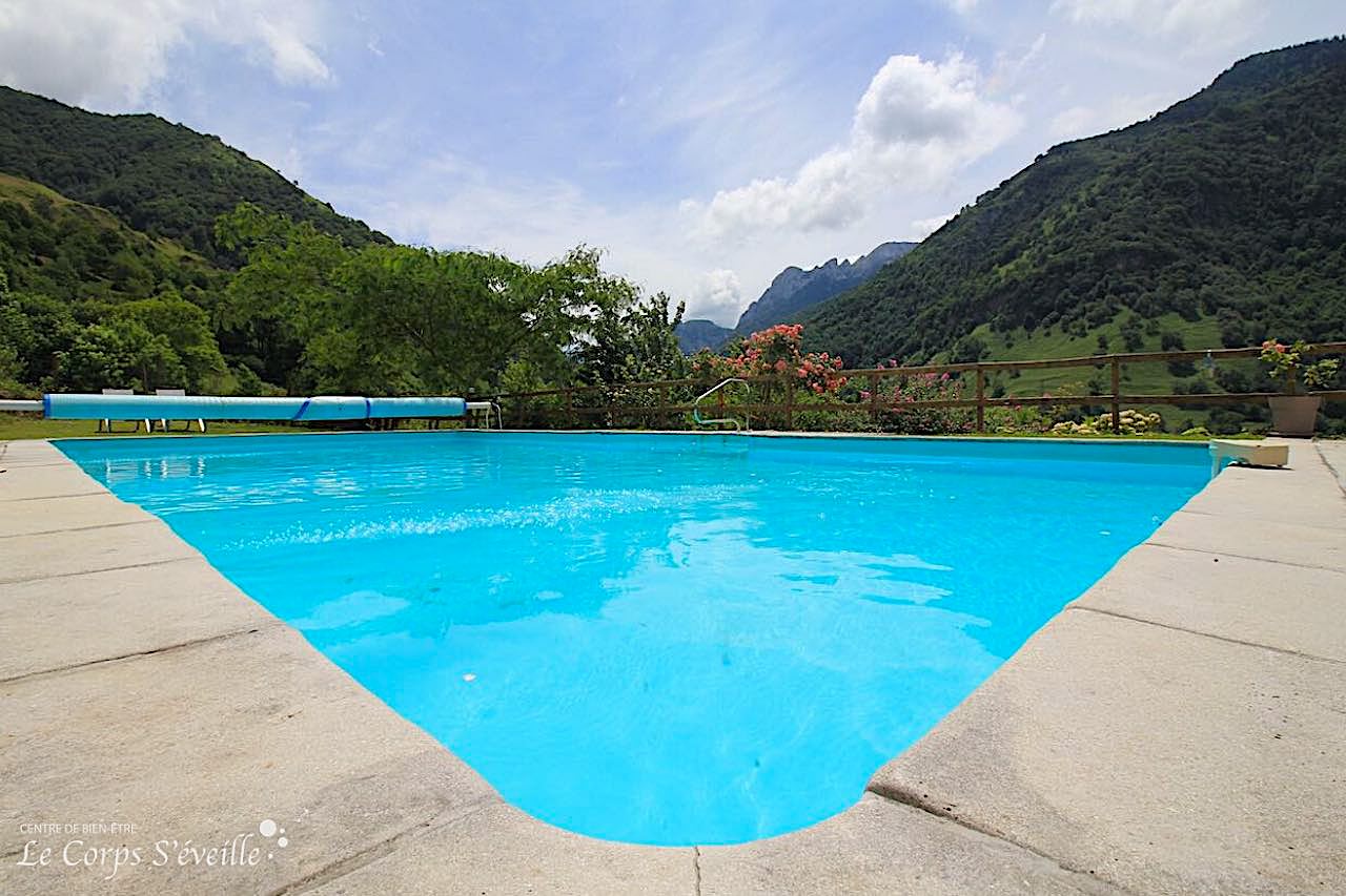 Chambre d’hôte et massage bien-être : la piscine de la Maison Pouquette en Pyrénées Atlantiques.