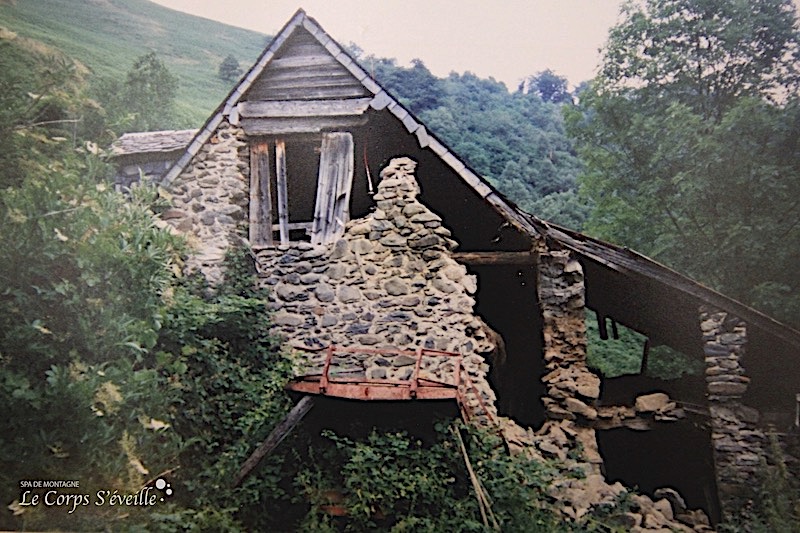 ...et voici la grange avant sa rénovation en chambres d’hôtes. Photographie prise dans les années 1980.