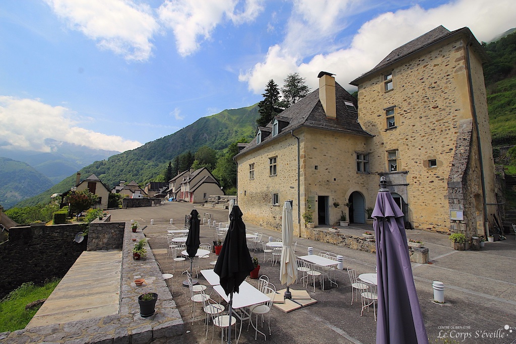 Un hôtel & un massage. La terrasse du château d’Arance à Cette-Eygun, Vallée d’Aspe, Haut-Béarn.