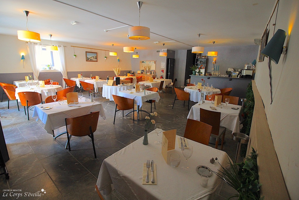 Hôtel & Massage. La salle de restaurant au château d’Arance. Cette-Eygun, Vallée d’Aspe, Pyrénées.