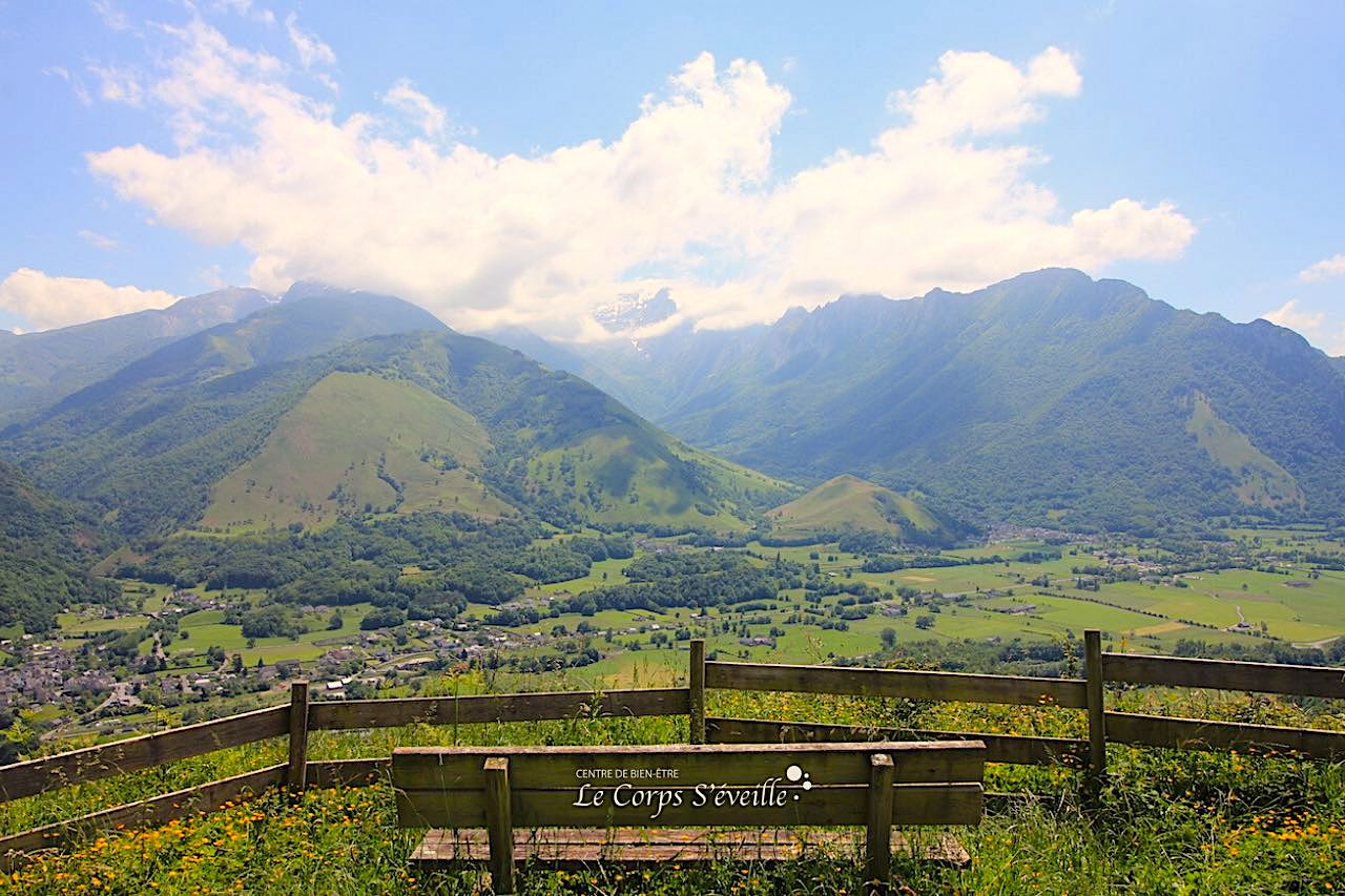 Une cure de bien-être. Point de vue en Vallée d’Aspe, sud de Pau et Oloron-Sainte-Marie, Pyrénées.