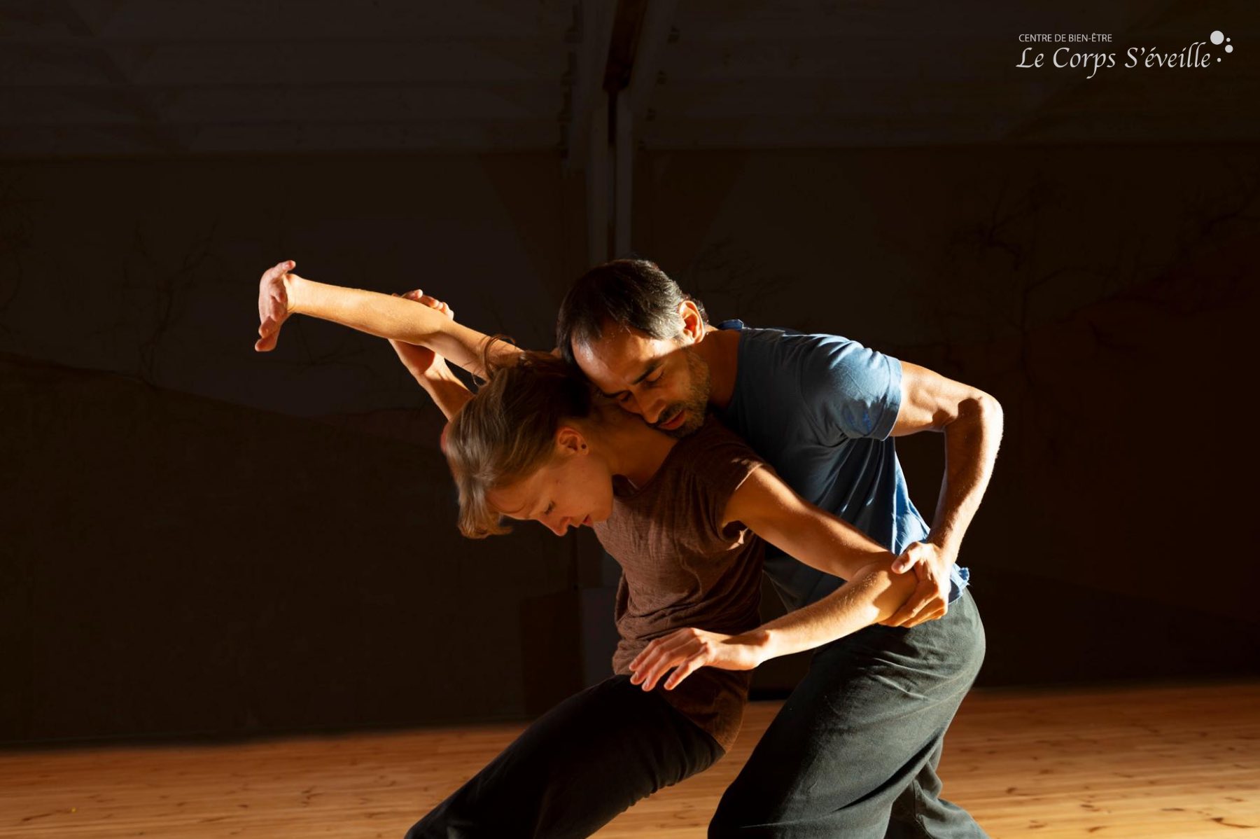 Julia Raynal et Rolando Rocha en danse contact improvisation. Photographe : Cyrille Cauvet.
