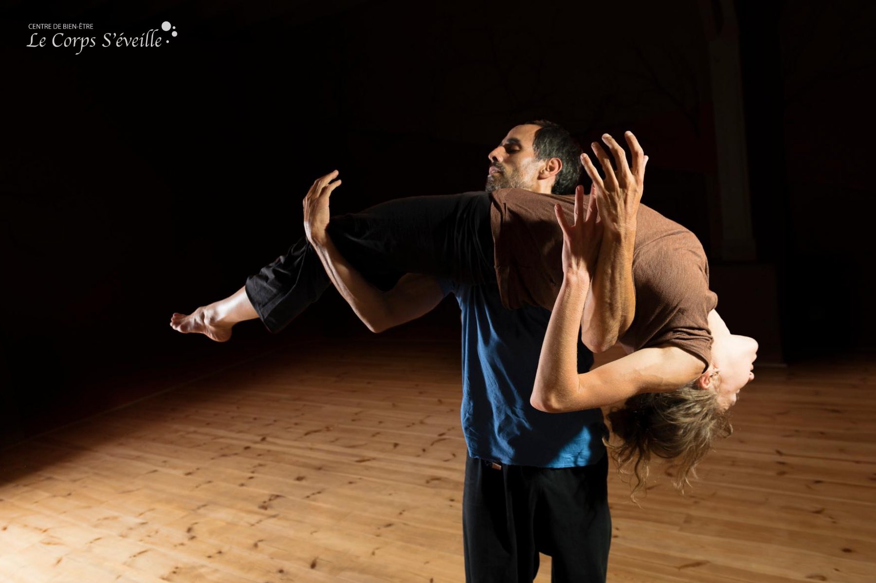 Julia Raynal et Rolando Rocha en danse contact improvisation. Photographe : Cyrille Cauvet.