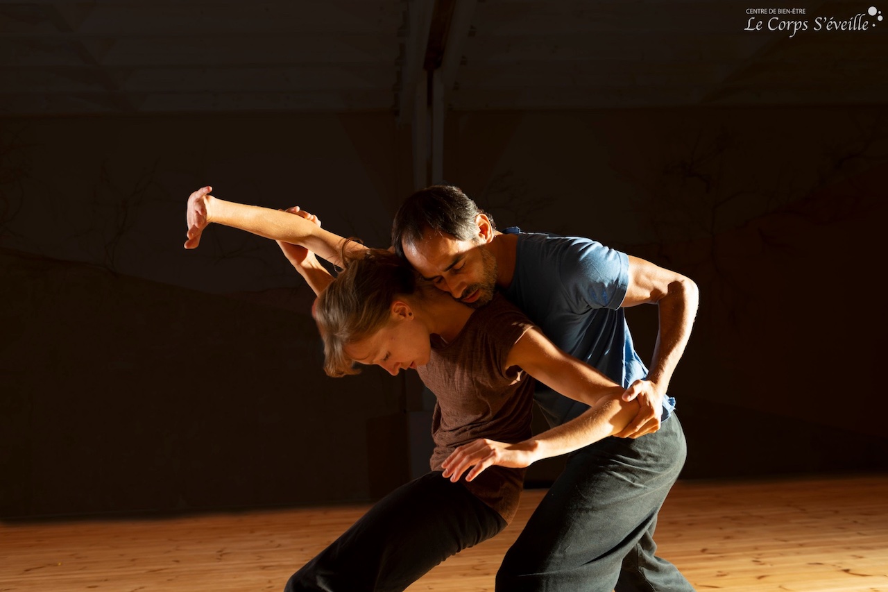 Danse contact improvisation avec Julia Raynal et Rolando Rocha. Photographe : Cyrille Cauvet.