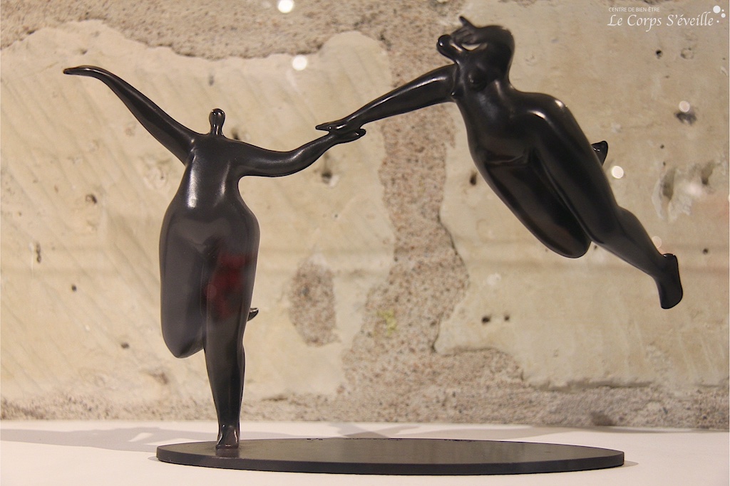 Explorer les sens. Donne-moi la main : sculpture de Niki de Saint-Phalle photographiée au château de Tours.