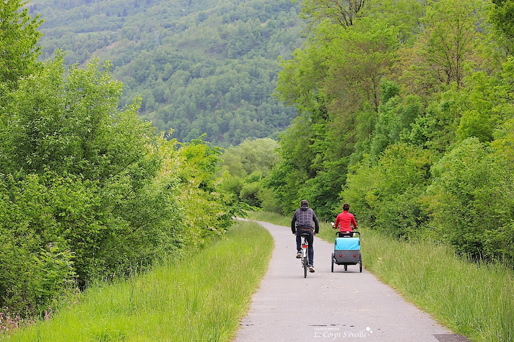 Egocène sur un vélo : véloroute de la Vallée d’Ossau, Béarn en Pyrénées.