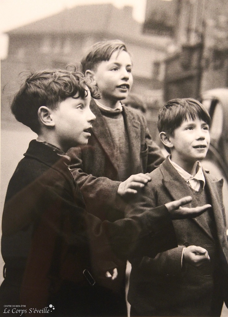 Les sens du toucher. Enfants à Londres en 1954, par Niki de Saint-Phalle. Exposition au château de Tours.