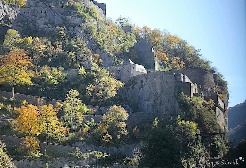 En voyage ! Partir en Vallée d’Aspe, Béarn en Pyrénées. Ici le fort du Portalet.