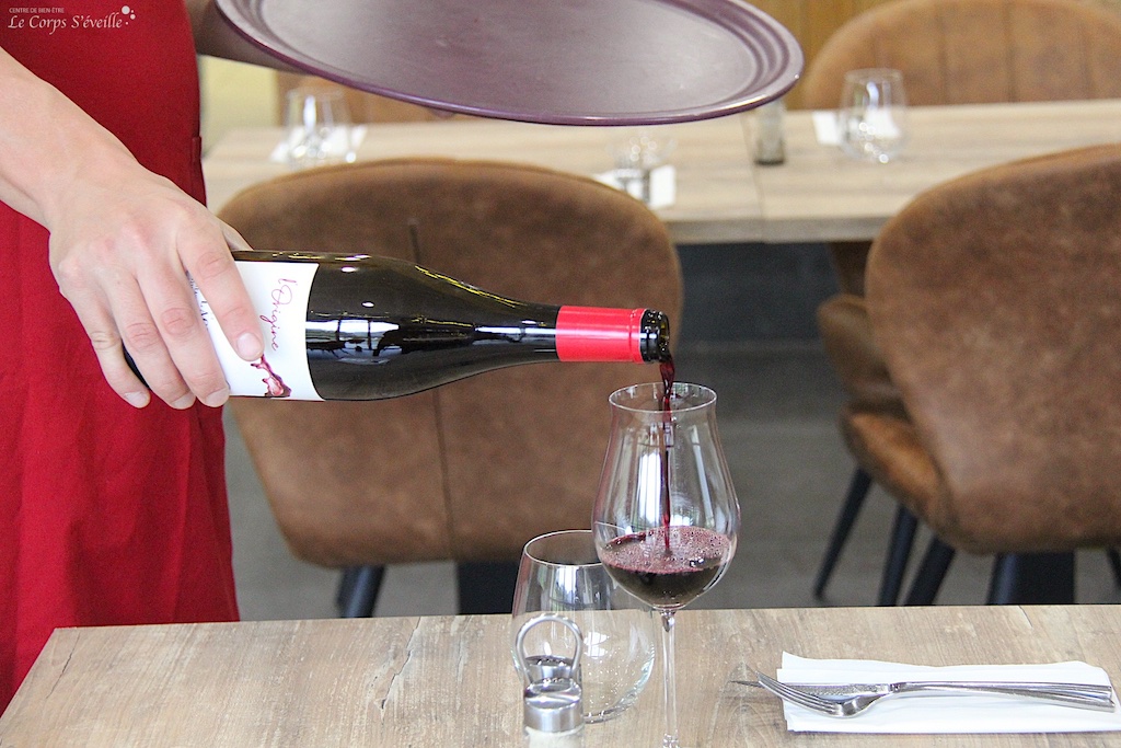 Pour les vins au verre, Grégory Sparacio choisit de les servir à table, devant le client. Auberge des Isards.