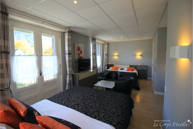 Chambre dotée de trois lits à l’hôtel-restaurant L’Ayguelade en Vallée d’Ossau, Pyrénées Atlantiques.