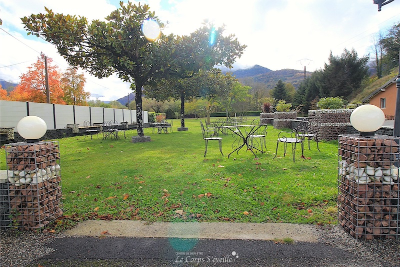 Hôtels et massages bien-être : le jardin de l’hôtel-restaurant L’Ayguelade en Vallée d’Ossau.