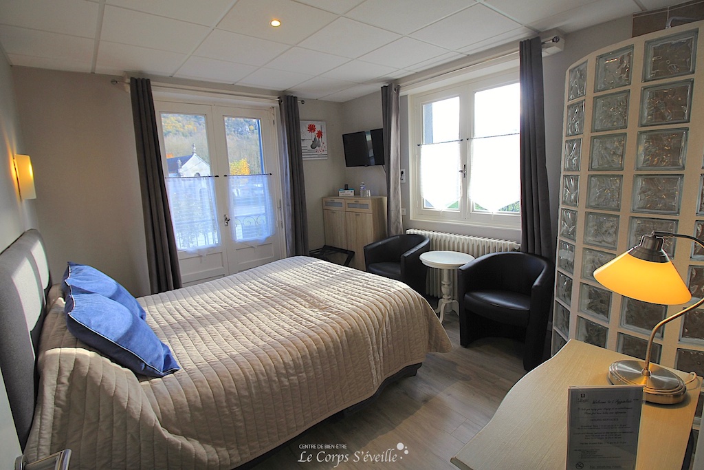 Les chambres de l’hôtel L’Ayguelade ont la Wifi et une vue dégagée. Vallée d’Ossau en Béarn.