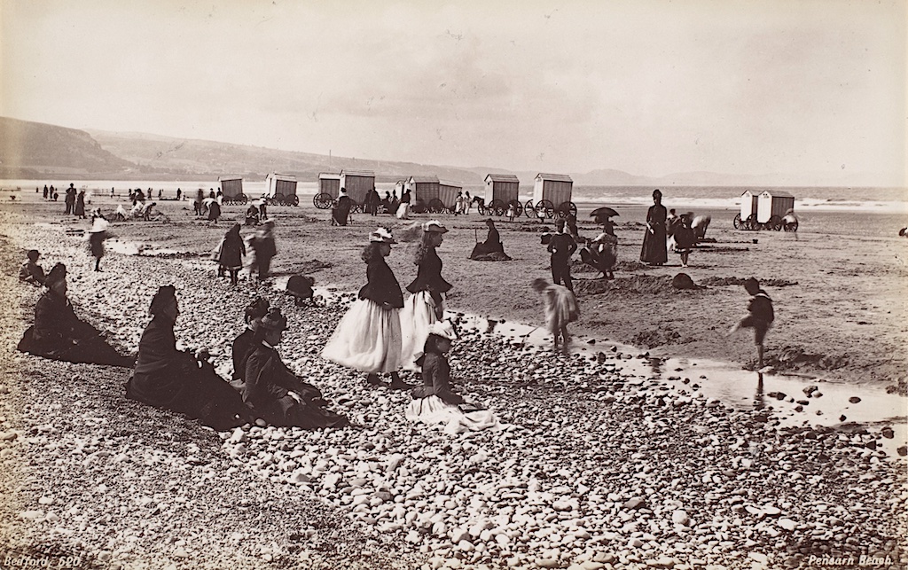 La saga du maillot de bain. Pensarn Beach. Années 1860. Photo de Francis Bedford. metmuseum.org.