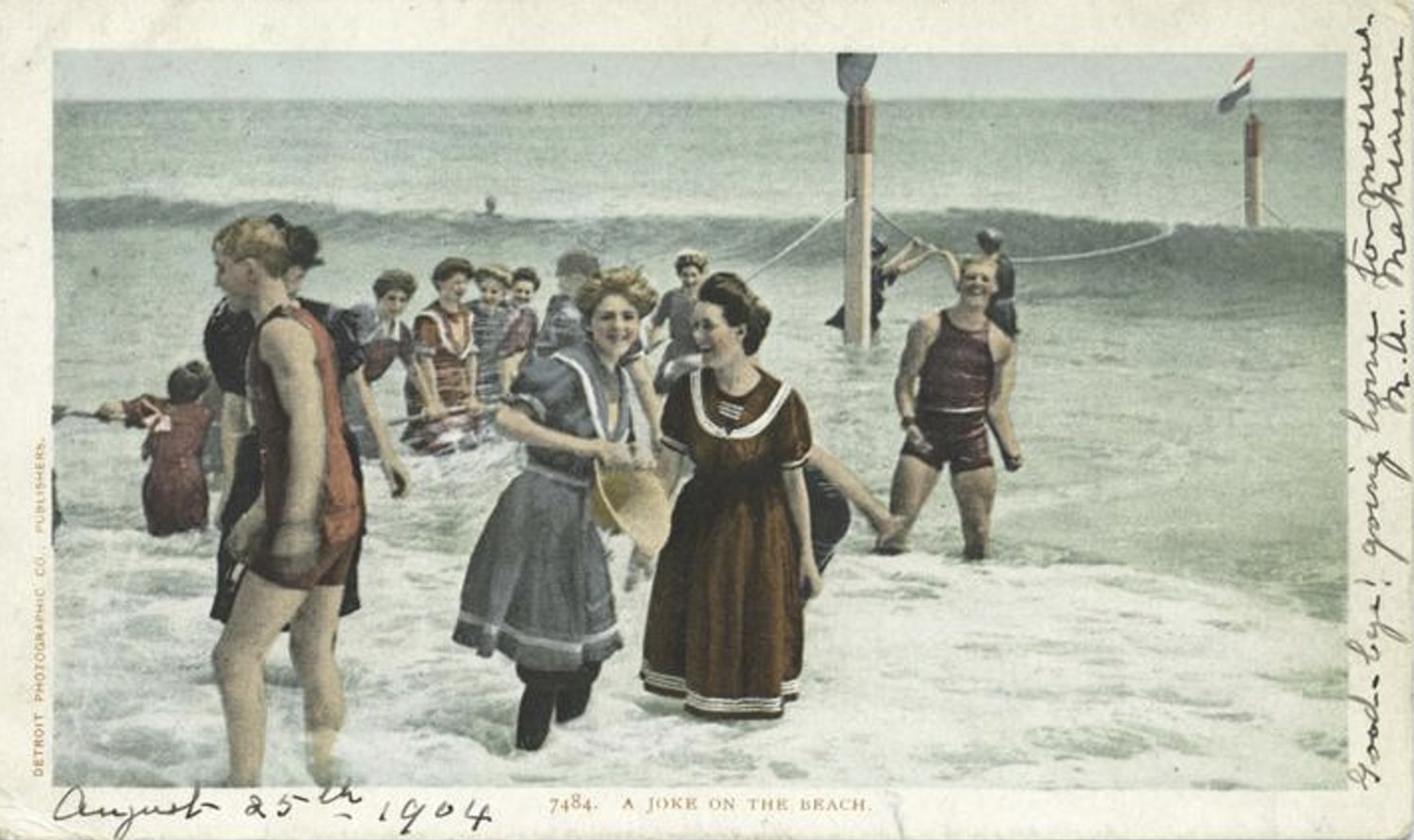 La saga du maillot de bain. A Joke on the Beach. Carte postale de 1904. New-York Public Library.