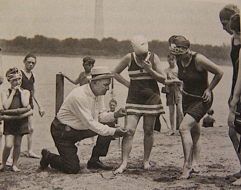 À Washington, au bord du bassin de Tidal, le policier Bill Norton mesure la distance du genou au costume de bain pour s’assurer qu’elle fait moins de 6 pouces, soit 15 centimètres. 30 juin 1922.