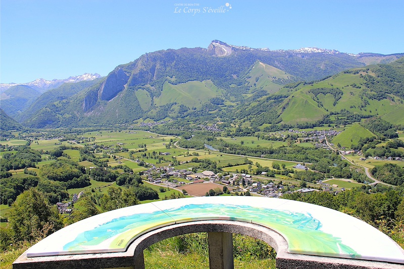 La table d’orientation au-dessus de Bedous, Béarn en Pyrénées Atlantiques. Marcher vers son bien-être toute l’année.