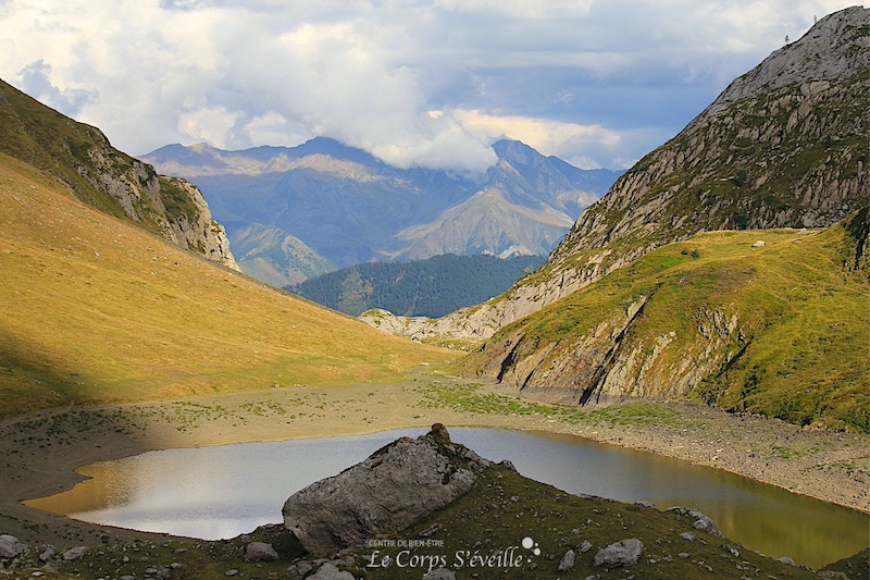 Le lac de Lhurs en Vallée d’Aspe, Pyrénées Atlantiques. Massages et bien-être en montagne.