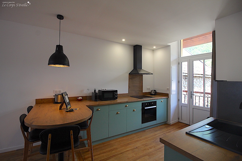 Chaque meublé a une pièce à vivre avec séjour et cuisine. Le Patio à Bedous, Haut-Béarn en Pyrénées.