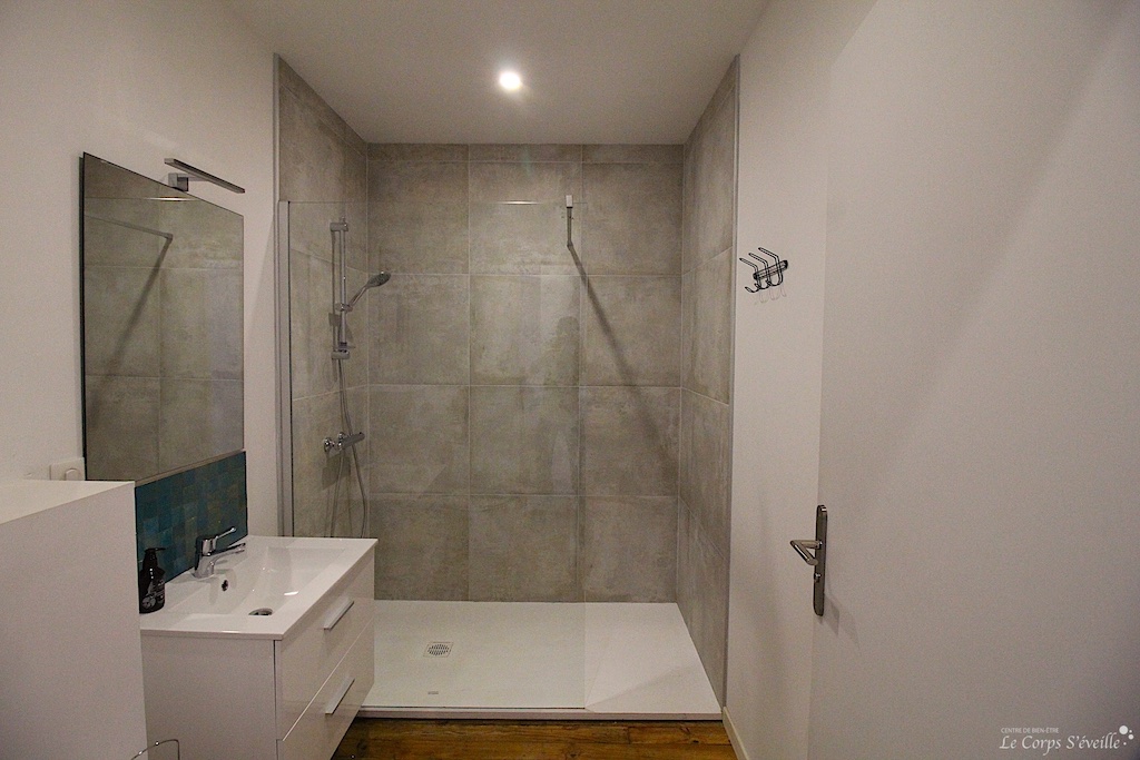 Salle de bain avec douche à l’italienne. Le Patio, quatre meublés de tourisme à Bedous, Vallée d’Aspe, Pyrénées.