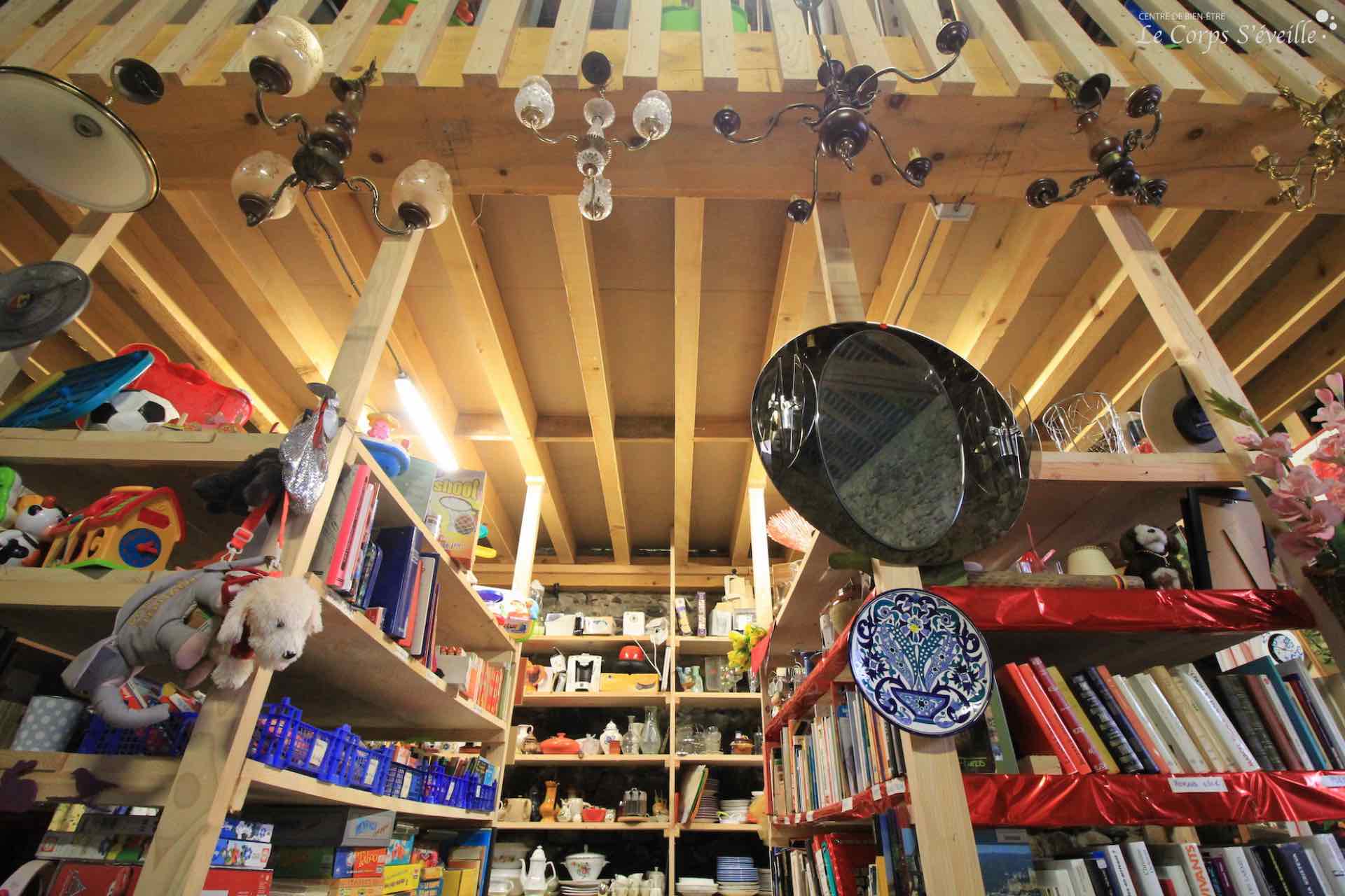 La boutique solidaire de Lées-Athas en Vallée d’Aspe : les objets entament ici une seconde vie.