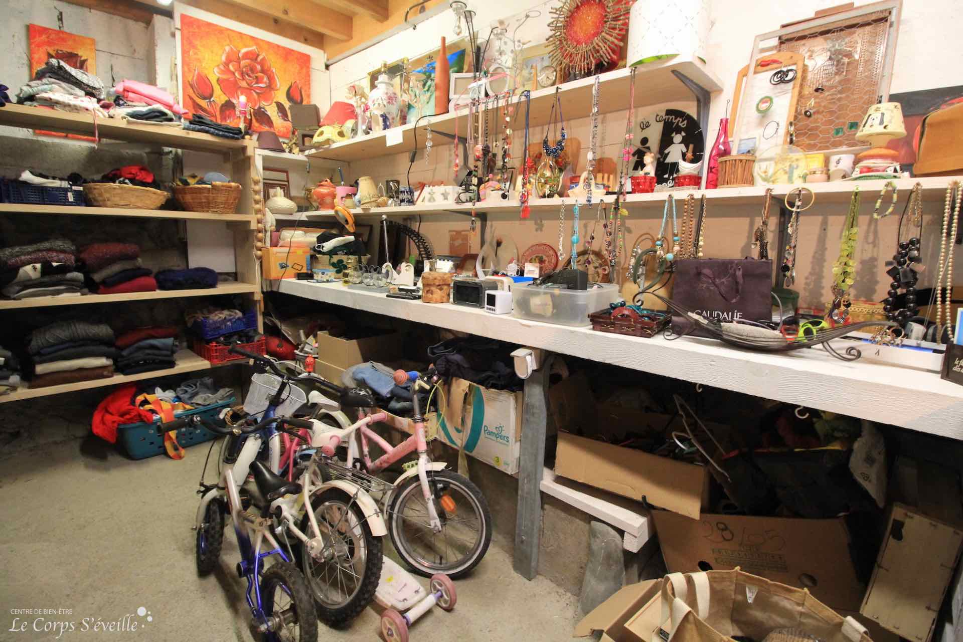 Vélos, bijoux : la boutique solidaire s’adapte à tous les goûts. Le goût des rencontres à Lées-Athas.