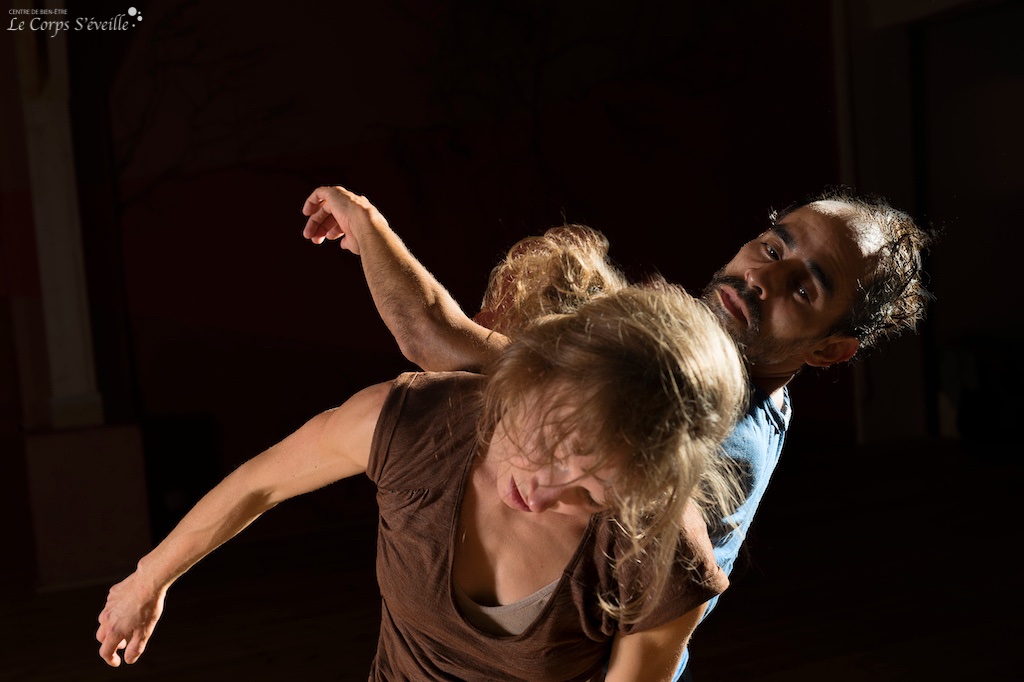 Julia Raynal et Rolando Rocha en danse contact impro. Photo Cyrille Cauvet. Production : Le Corps S’éveille.