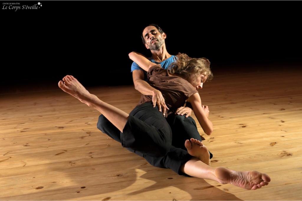 Julia Raynal et Rolando Rocha en danse contact impro. Photo Cyrille Cauvet. Production : Le Corps S’éveille.
