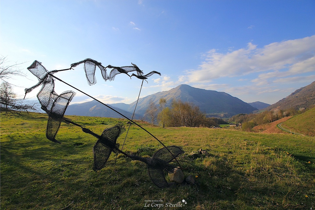 Les méandres du bien-être. Sculpture au lieu-dit Le Pouey, Béarn en Pyrénées, sud de Pau et Oloron.