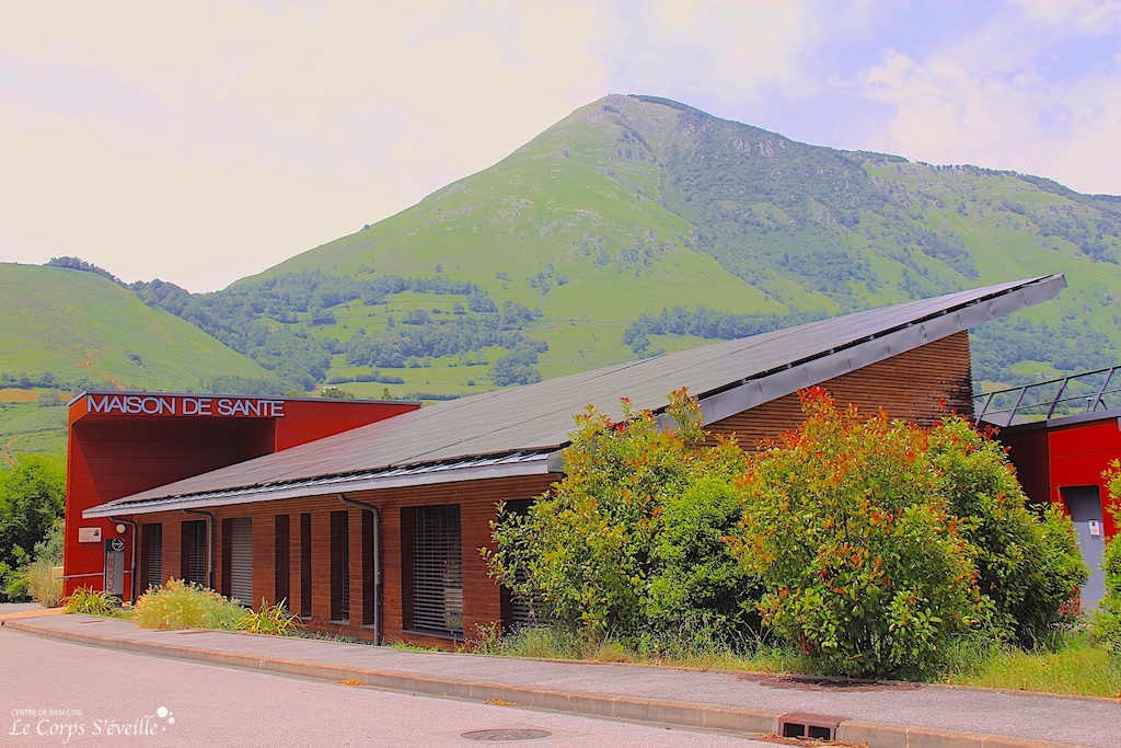 La Maison de Santé à Bedous et son toit équipé de panneaux photovoltaïques. Écologie en Vallée d’Aspe.