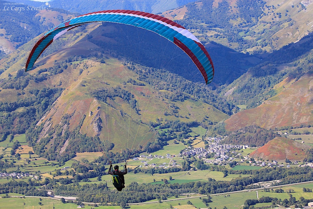 Parapente en Vallée d’Aspe. À droite, Osse-en-Aspe. À gauche, Lées-Athas. Haut-Béarn en Pyrénées.