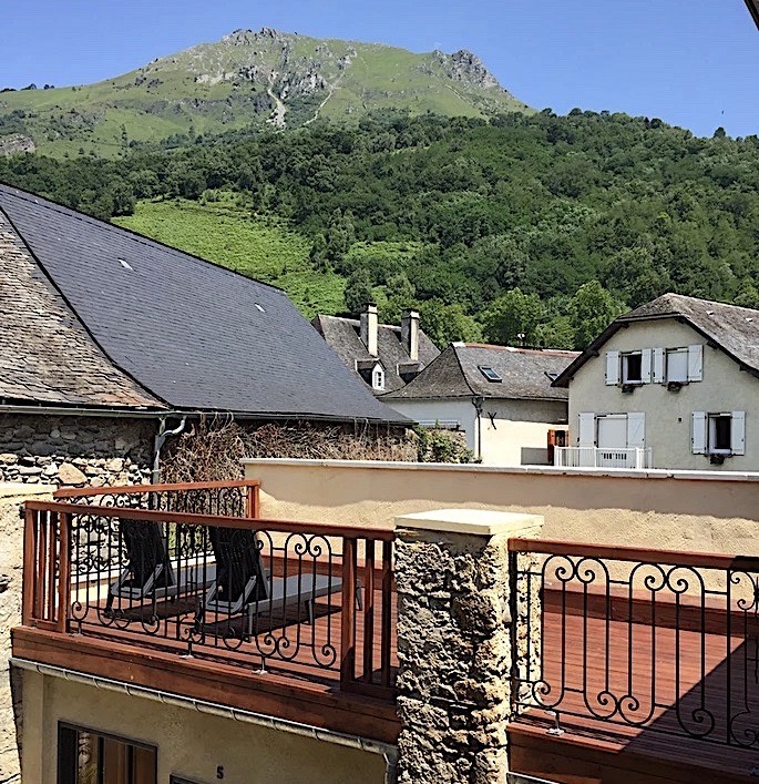 Le Patio est situé 5 bis rue Gambetta à Bedous, Vallée d’Aspe, Béarn en Pyrénées.
