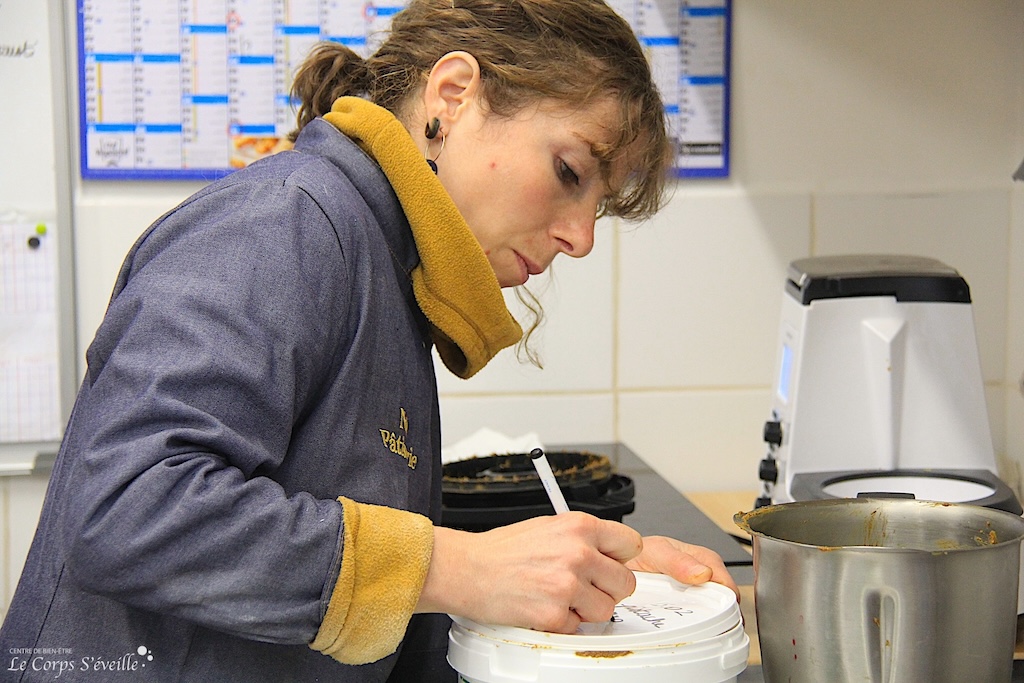 Sur un praliné pistache, Mélaine Camou-Juncas marque la date de fabrication, normes de fraîcheur oblige.