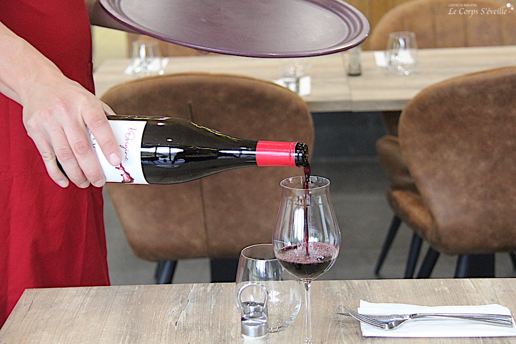 Promenade olfactive. Grégory Sparacio sert un vin au verre à l’Auberge des Isards à Aydius, Haut Béarn.