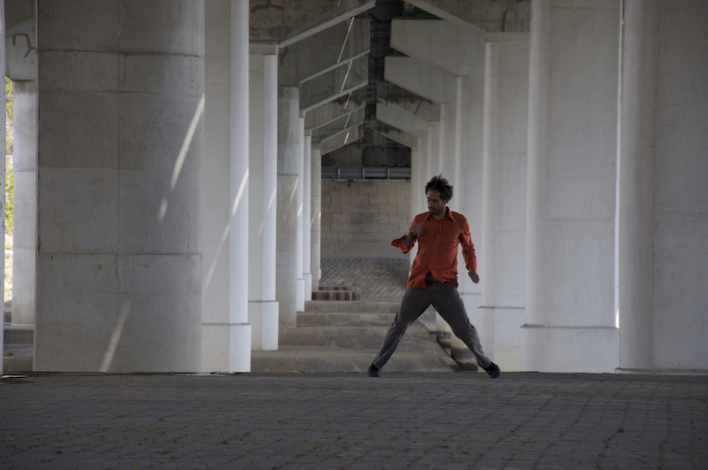 Rolando Rocha danse dans l’espace public à Séoul avec la Compagnie Ex Nihilo.