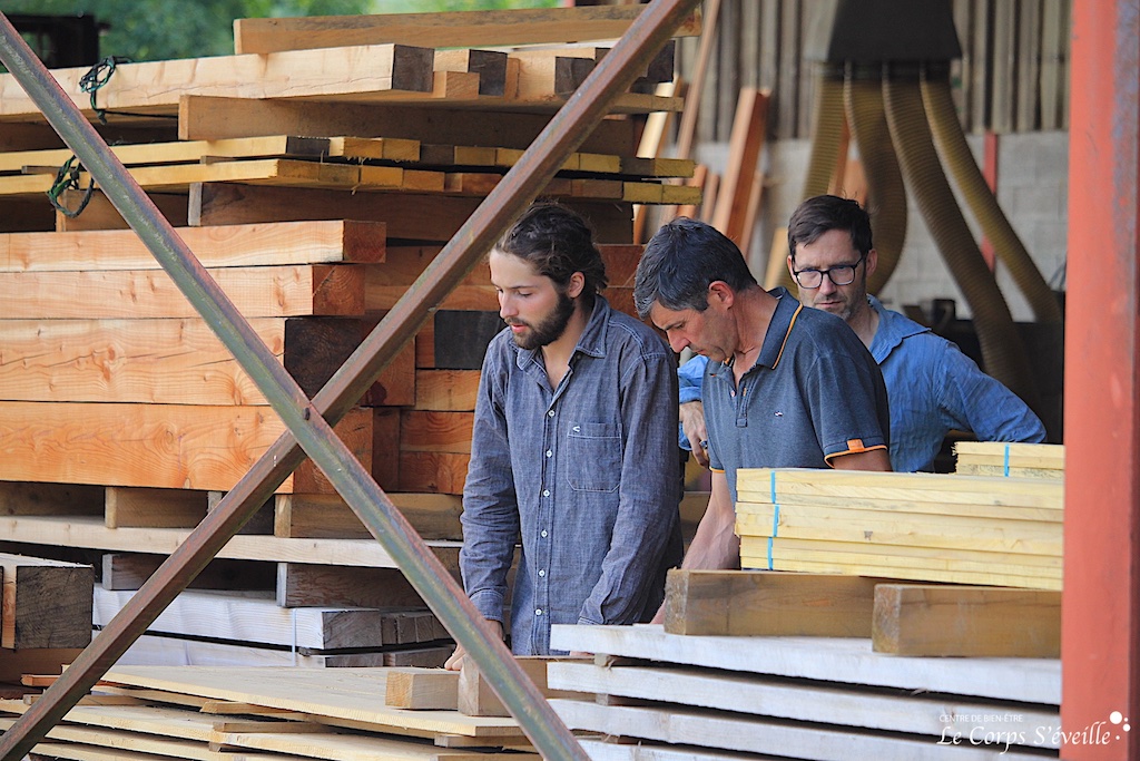 Frédéric (au centre) avec deux clients pour une vente de bois de charpente. Scierie Arretteig à Lées-Athas.