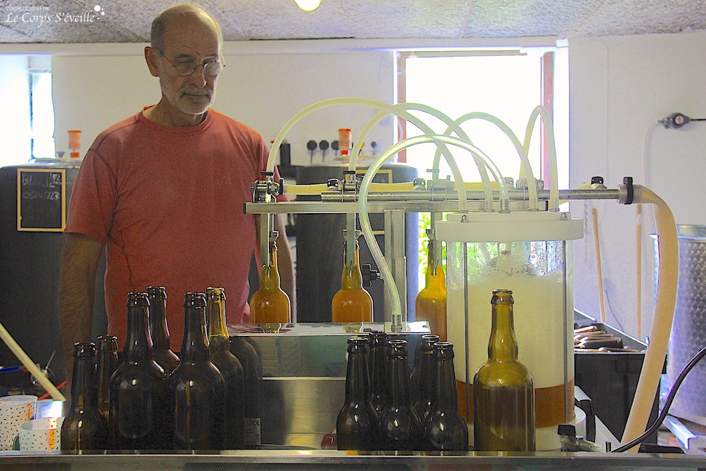 Gérald Gachet surveille la mise en bouteilles à la Brasperie. Brasserie artisanale en Vallée d’Aspe.
