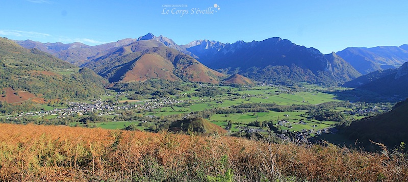 La Vallée d’Aspe vue de la table d’orientation située sur les hauteurs de Osse-en-Aspe, Pyrénées Atlantiques.