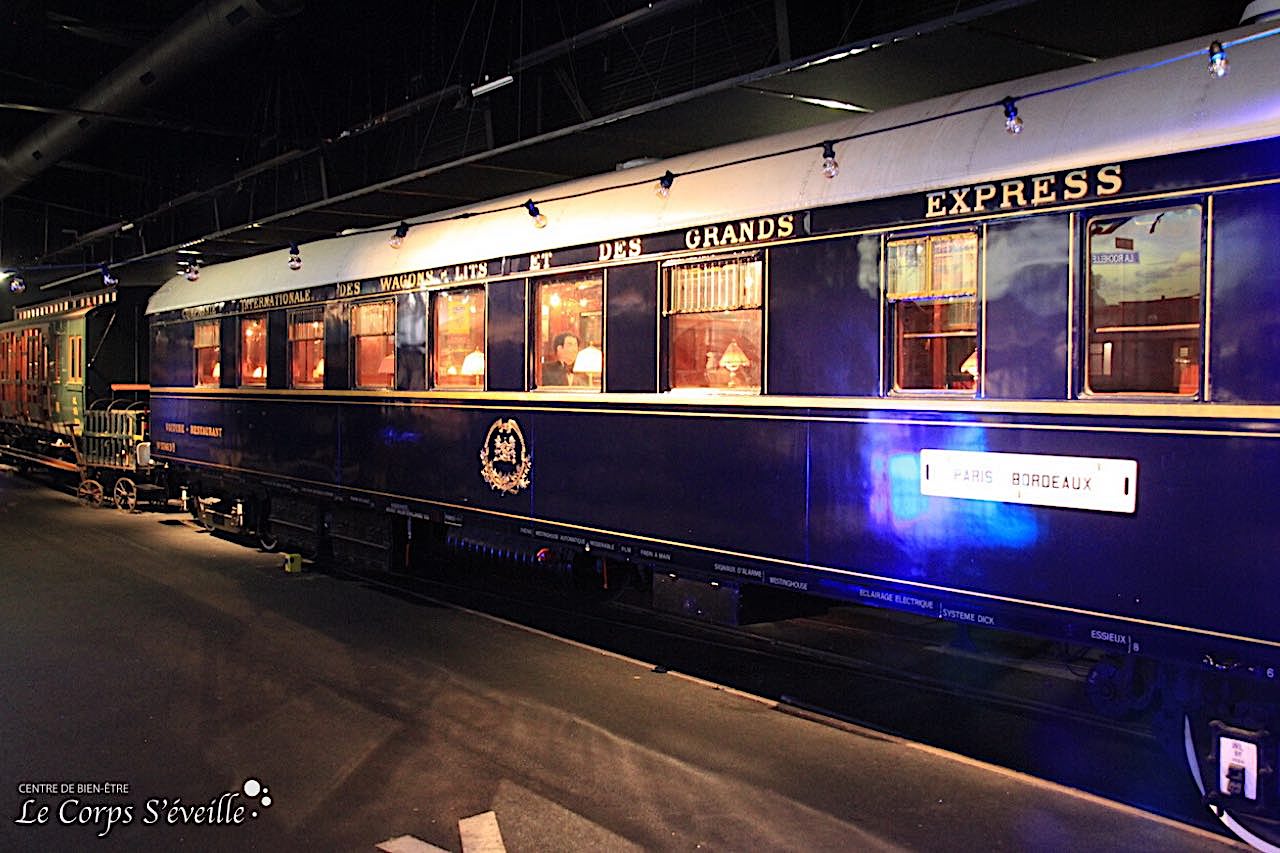 Train de nuit photographié au Musée du chemin de fer Patrimoine SNCF à Mulhouse.