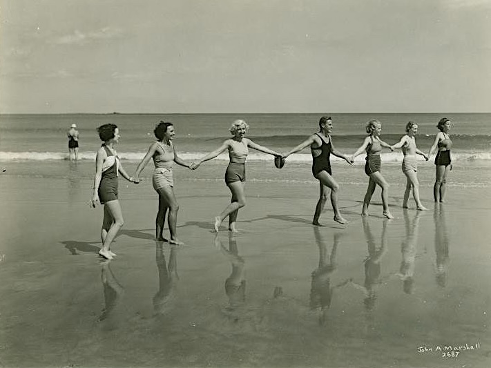 Old Orchard Beach, Maine. Photographie de John Marshall. New-York Public Library.