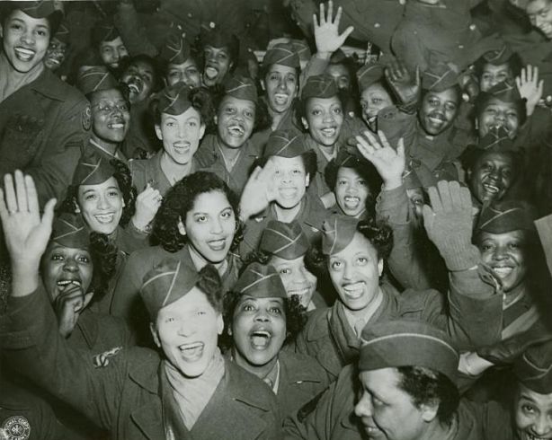 Les membres du Corps des femmes afro-américaines de l’armée américaine au terminal de Staten Island à New-York, de retour d’Europe (1946).