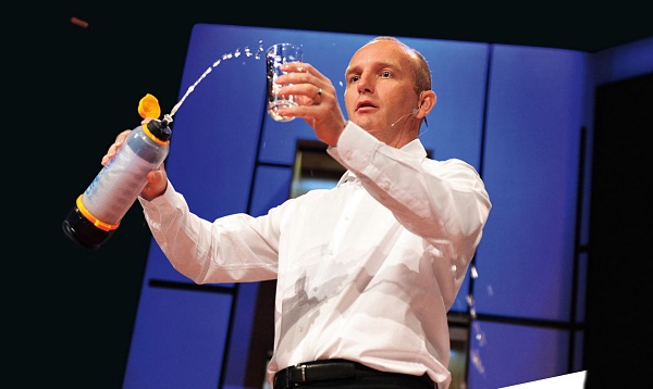 Michael Pritchard crée la bouteille qui rend l’eau potable