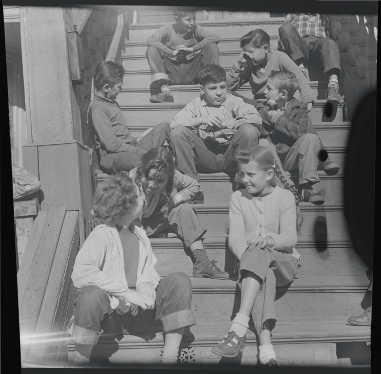 Children on house steps, summertime (années 1940). Photographe : Morris Huberland.