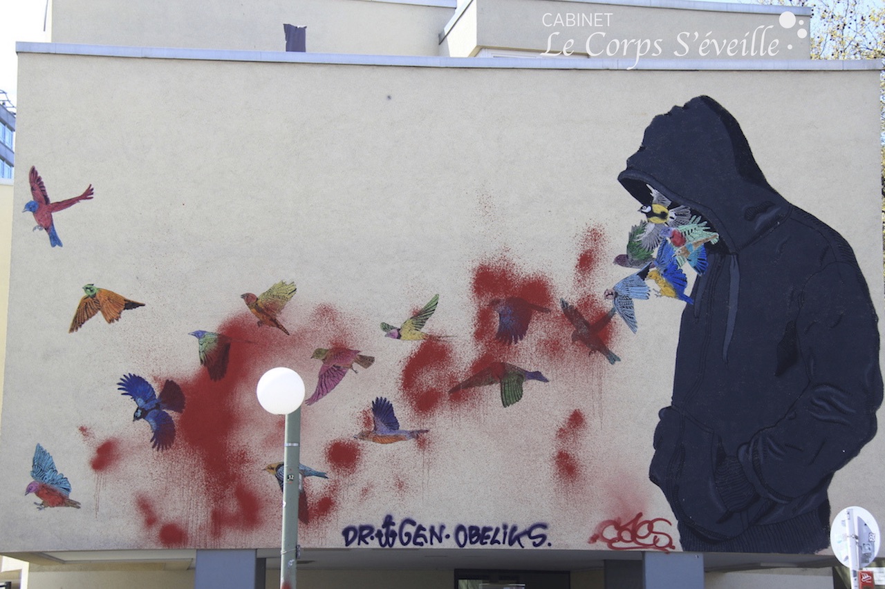 Écouter la vibration d’une fresque murale à Berlin. Photographie : Le Corps S’éveille.