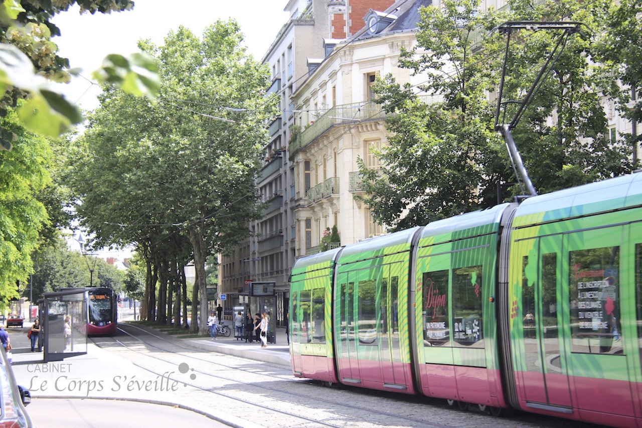 Écouter la vibration que produit un tramway glissant sur ses rails à Dijon. Image : Le Corps S’éveille.